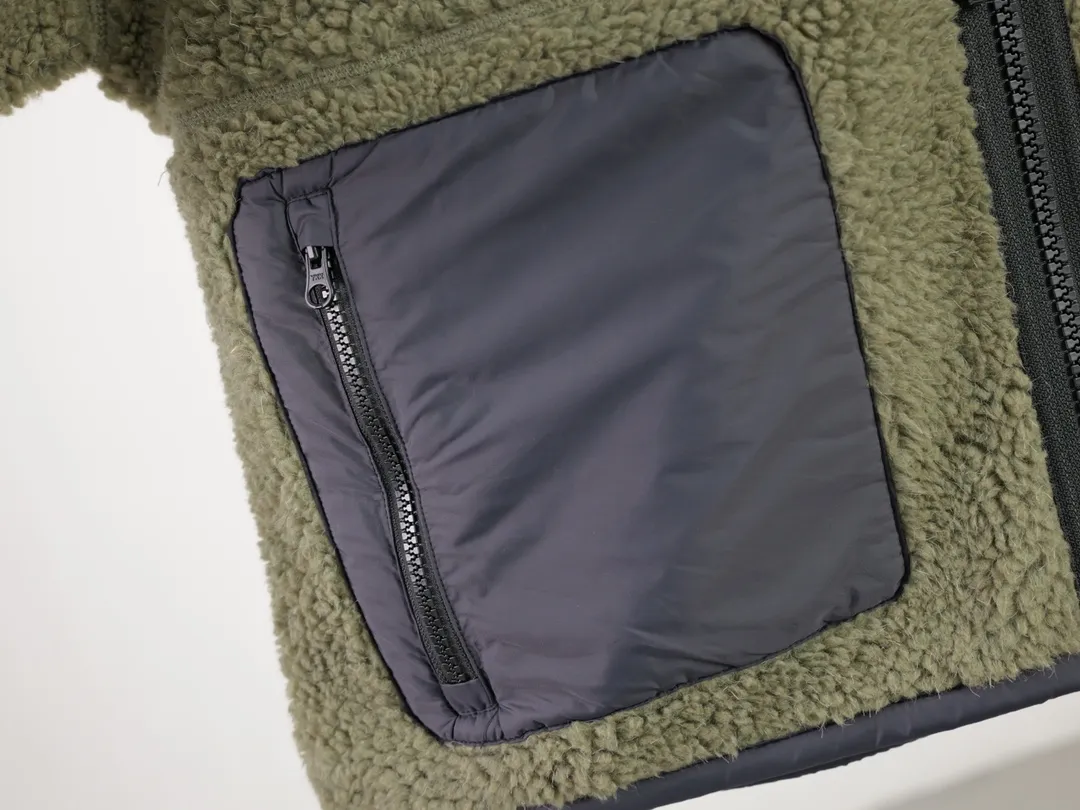P620 Canada Goose/Canada Goose Shearling Jacket Simcoe Shearling Zip Jacket is made from Kind artificial long-hair sherpa, our new generation of wool fleece that helps keep the earth cold and the people on it warm. It features dropped shoulders, a high collar and an adjustable waist hem with internal drawstrings. Standard embroidery color label; top-quality goose Simcoe lambskin Color: Apricot Pink Black Gray White Army Green Size: S M L